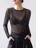 Camiseta interior de encaje brillante con estampado de letras estilo coreano, corte ajustado, ligeramente transparente, manga larga, blusa transparente elegante para usar en capas