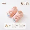 Sapatos infantis pré-caminhada, de sola macia, com pontinhos antiderrapantes, apresentando personagens de desenhos animados, adequados para bebês e crianças pequenas, sapatos de interior para bebês e recém-nascidos