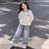 Conjunto de dos piezas para niñas 2026 Primavera/Otoño: top elegante de cuadros con retazos y cuello, combinado con jeans con lazo