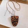 Colar com pingente de bolsa magnética para pendurar no pescoço, clipe para óculos para mulheres, design de nicho de luxo leve, corrente versátil para suéter, acessório de outono e inverno
