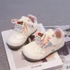 Tênis Esportivo Feminino 2026 Primavera/Outono Novo Casual Versátil Sapatos Brancos Pequenos Infantis Meninas Sola Macia Versátil Sapatos de Treino Alemães