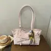 La popular bolsa de mano de estilo fresco de este año para mujer, nueva bolsa de hombro de lujo ligero con lunares para el verano 2026, bolsa de axila para el trabajo