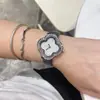 Novo mostrador de superfície de concha de trevo de quatro folhas totalmente cravejado de diamantes pulseira de couro para mulheres relógio de pulso de quartzo de três ponteiros relógio de pulso atacado