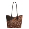 Bolsa Elegante Versátil 2025 Inverno Nova Bolsa de Ombro Grande Capacidade para o Dia a Dia Bolsa de Axila Fashion Estampa de Leopardo de Alto Padrão