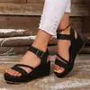 Sandalias de Cuña de Talla Grande de Verano 2026 Comercio Exterior Estilo Europeo y Americano de Una Correa con Hebilla Tacones Altos Punta Abierta Sandalias de Cuña de Suela Gruesa