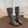 Botas de cano alto com design único para panturrilha larga, modelo outono/inverno 2026, botas de equitação de bico redondo de cano alto de uso duplo