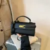 Bolsa de Mão Transfronteiriça para Mulheres 2025 Novo Modelo Pequena Bolsa Quadrada de Comércio Exterior Popular Bolsa Kelly Versátil Bolsa de Ombro Transversal