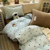 Juego de ropa de cama de cuatro piezas de terciopelo de leche, nuevo estilo 2026, diseño de lunares, juego de sábana y funda de edredón de vellón de coral para invierno