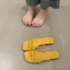 Pantuflas Chuyuji estilo francés brisa de verano para mujer, nuevas sandalias planas de dedo de verano 2026 con finas tiras plateadas