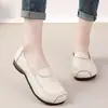 Zapatos de suela blanda para mujeres de mediana edad y mayores, nuevo modelo otoño 2026, cómodos zapatos planos de suela blanda para mamá, mocasines de cuero blando de caña baja