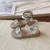 Sandálias estilosas de dedo aberto para meninas com design vazado, novos sapatos infantis de verão 2026, sapatos de princesa de sola macia com strass para meninas pequenas