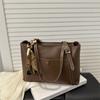 Moda Europea y Americana Crossbody Gran Capacidad Decoración Bufanda de Seda 2025 Nuevo Bolso Satchel de Hombro Tote Sencillo y Elegante Bolso de Mujer