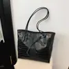 2026 Nova Bolsa Tote Simples de Grande Capacidade para Mulheres Moda Casual Bolsa de Mão de Celebridade da Internet Versátil para o Dia a Dia Bolsa de Ombro