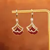 Aretes de Zirconia con Hoja de Ginkgo Roja de Alta Gama, Únicos y Exquisitos, Súper Brillantes, Versátiles, Compactos y Elegantes para el Trayecto, Ganchos para Oreja
