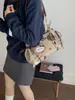 Bolsa Tote Estilo Coreano com Estampa de Desenho Animado Fofo para Mulheres 2026 Nova Bolsa Grande Capacidade para Aula e Trabalho Bolsa de Ombro Versátil
