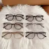 Gafas fotocromáticas de moda estilo europeo y americano con montura negra para mujer, con bloqueo de luz azul y montura con patrón de veta de madera, ofreciendo un look elegante y personalizado