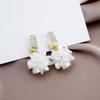 Pendientes de flor de concha blanca con diseño de hada súper suave con aguja de plata y borla larga con diamantes tridimensionales para mujer