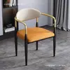 Silla de comedor de lujo ligero para uso doméstico con respaldo, mesa y sillas de comedor modernas minimalistas, mesa de centro y sillas de alta gama, silla de reunión, silla de lujo ligero de moda
