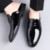 Sapatos Masculinos Casuais de Couro Brilhante, Sapatos Formais de Bico Fino, Sandálias Planas Novas de Verão, Meias-Sapatos Fechadas