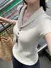Camiseta de punto trenzado color beige con cuello camisero de manga corta para mujer, top de verano estilo francés de cuello alto ajustado
