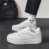 Nuevos Zapatos Blancos Transpirables para Hombre de Primavera y Verano, Modernos y Versátiles, Tenis Deportivos Casuales Negros de Suela Gruesa, Zapatos de Moda para Estudiantes