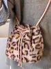Bolso de Piel con Estampado de Leopardo de Moda Estilo Coreano de Nicho para Mujer 2025 Invierno Nuevo Bolso Cruzado Bolso de Piel Bolso Cubo