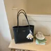 Bolso de color liso muy elegante de gran capacidad, nuevo modelo de verano 2026, bolso de hombro retro simple y chic, bolsa de mano para el trabajo