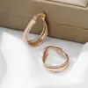 Brincos grandes argola plana entrelaçados estilo europeu e americano para mulheres, design torcido tricolor estilo francês, luxo leve, sensação de alta qualidade, item popular de nicho