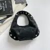 Bolso Cruzado de Hombro Único con Remaches Retro de Diseño Nicho Coreano 2026 Nuevo Bolso de Mano para Mujer Bolso de Viaje Diario