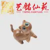 Madera arcoíris, gatito de cabeza inclinada tallado, figura de gato linda, adorno de escritorio en miniatura, decoración creativa para el hogar