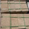 Lápidas de piedra viejas, tiras de piedra viejas, restauración de edificios antiguos, adoquines, patio pequeño en una casa de huéspedes, peldaños, lápidas de piedra viejas, lápidas de piedra viejas tradicionales