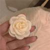 Broche de camélia + grampo de cabelo uso duplo ~ estilo retrô Chanel alta qualidade presilha lateral feminina cor creme acessório de cabelo de socialite gentil