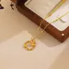 Colar com Pingente de Rosa em Guirlanda Moda Feminina Elegante Luxo Leve Versátil Design Vazado Corrente para Clavícula Presente para Namorada