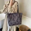 Bolso de Mano con Estampado Literario Retro Otoño Temprano 2025 Nuevo Casual para Viajes Diarios Gran Capacidad Portátil Bolso de Hombro Venta Caliente