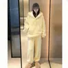 Selección premium de pijama con capucha para mujer, estilo nuevo de otoño e invierno en color amarillo pollito, con forro polar y grosor añadido para abrigar, hecho de forro polar de coral, ropa de casa holgada