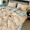Conjunto de cuatro piezas de algodón fresco y lindo con estampado de dibujos animados, estilo INS de algodón puro, adorable y suave, adecuado para todas las estaciones, juego de tres piezas para dormitorio