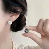 Pendientes pequeños únicos de estilo francés para mujer, accesorios para orejas de metal, pendientes de nicho para mujer, nuevo modelo popular 2026 con un toque de alta gama