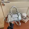 Bolso de Mano para Mujer Estilo Punk Motociclista Retro Decorado con Remaches Múltiples Bolsillos Cuero Aceitado Encerado Agrietado, Se Puede Usar Cruzado