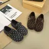Fivela de cinto de bolinhas estilo francês, sapatos baixos com aumento de altura, nova coleção outono 2026, sapatos casuais estilo Birkenstock com bico redondo, sapatos femininos versáteis