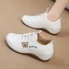 Zapatillas blancas bordadas de diseñador para mujer, nueva colección otoño 2026, zapatillas deportivas casual sin cordones para mujeres de mediana edad y mayores