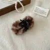 Novo Presilha de Cabelo Fofa com Pom-Pom para Outono e Inverno para Mulheres, Mini Presilha de Cabelo de Alta Qualidade para a Parte de Trás da Cabeça, Acessório de Cabelo Presilha Shark para Meio Preso