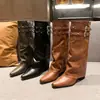 Novas Botas Western Femininas 2026, Bico Fino, Salto Bloco, Botas de Cano Alto, Uso Duplo para Ir ao Trabalho e Lazer, Couro Envelhecido, Tira com Detalhe de Rebites