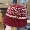 Chapéu de Tricô Jacquard Fair Isle para Mulheres no Outono e Inverno, Versátil Chapéu Pequeno de Lã que Valoriza o Rosto, Chapéu de Pescador Quente com Proteção para as Orelhas