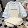 Camiseta de Manga Curta Patchwork com Três Listras Estilo Novo Verão 2026 Marca Tendência Estampa de Letras Top Oversized