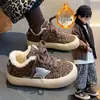 Zapatos Infantiles con Estampado de Leopardo y Estrellas 2025 Otoño e Invierno Nuevo Estilo Tenis para Niña con Forro de Felpa y Doble Algodón Estilo Coreano Zapatos Casuales para Niño