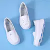 Suministrados directamente por el fabricante, zapatos de enfermera de cuero genuino para mujer, de suela suave, transpirables, antideslizantes, resistentes a los olores, adecuados para el trabajo médico, de belleza y hospitalario