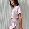 Conjunto de dos piezas de ropa de casa para mujer de punto suave y agradable al tacto con estampado de corazones de verano 2025, de manga corta y pantalones cortos con abertura que dejan el ombligo al descubierto