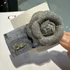 Presilha de Cabelo Floral de Alta Qualidade com Múltiplas Opções de Cor, Base de Veludo, Presilha Lateral para Controlar Fios Soltos, Acessório de Cabelo Elegante e Versátil