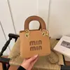 Bolsa Feminina de Luxo 2026 Nova Moda Comércio Exterior Pingente de Letra Bolsa Diana Pequena de Mão Tote de Ombro Transversal Transfronteiriça Pequena Marca de Nicho