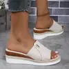 Sandálias de salto anabela para comércio exterior transfronteiriço femininas 2025 novo modelo europeu e americano sola grossa salto médio casual praia peep-toe sandálias tamanho grande
